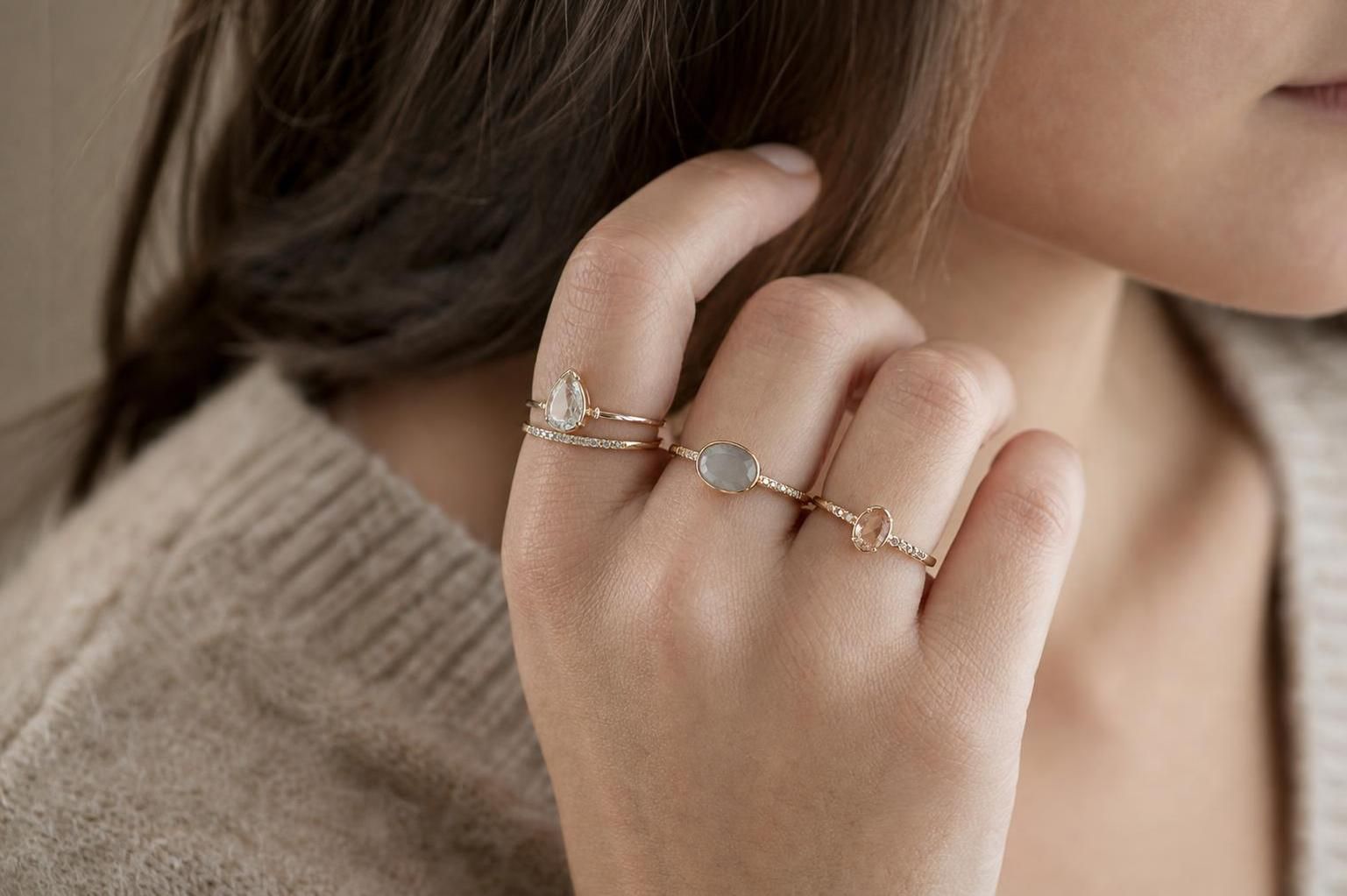 découvrez nos conseils pratiques pour choisir une bague parfaitement adaptée aux doigts courts ou larges et sublimer votre main avec élégance.