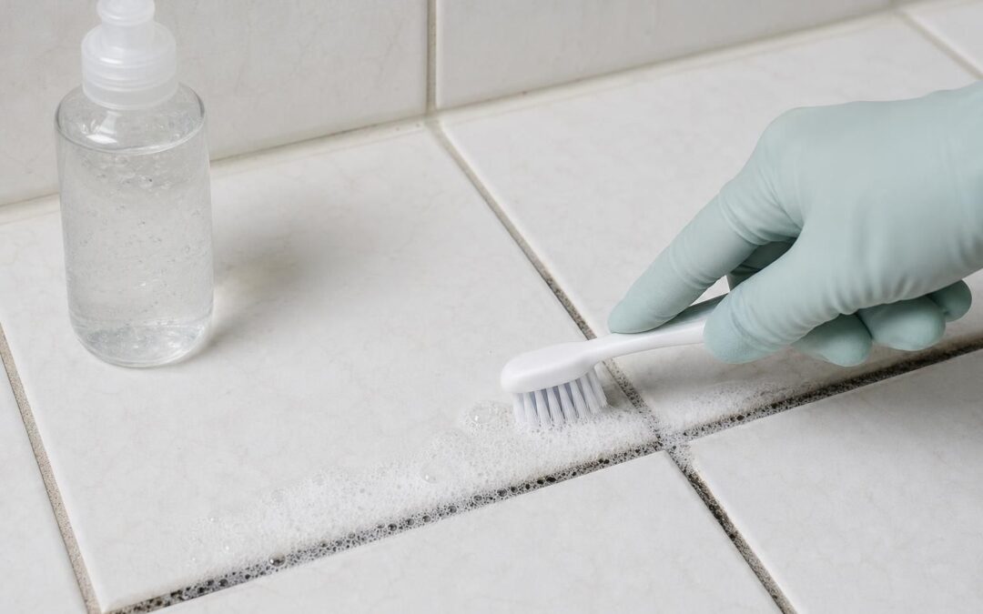 Comment nettoyer les joints de carrelage noircis dans une salle de bains sans les abîmer