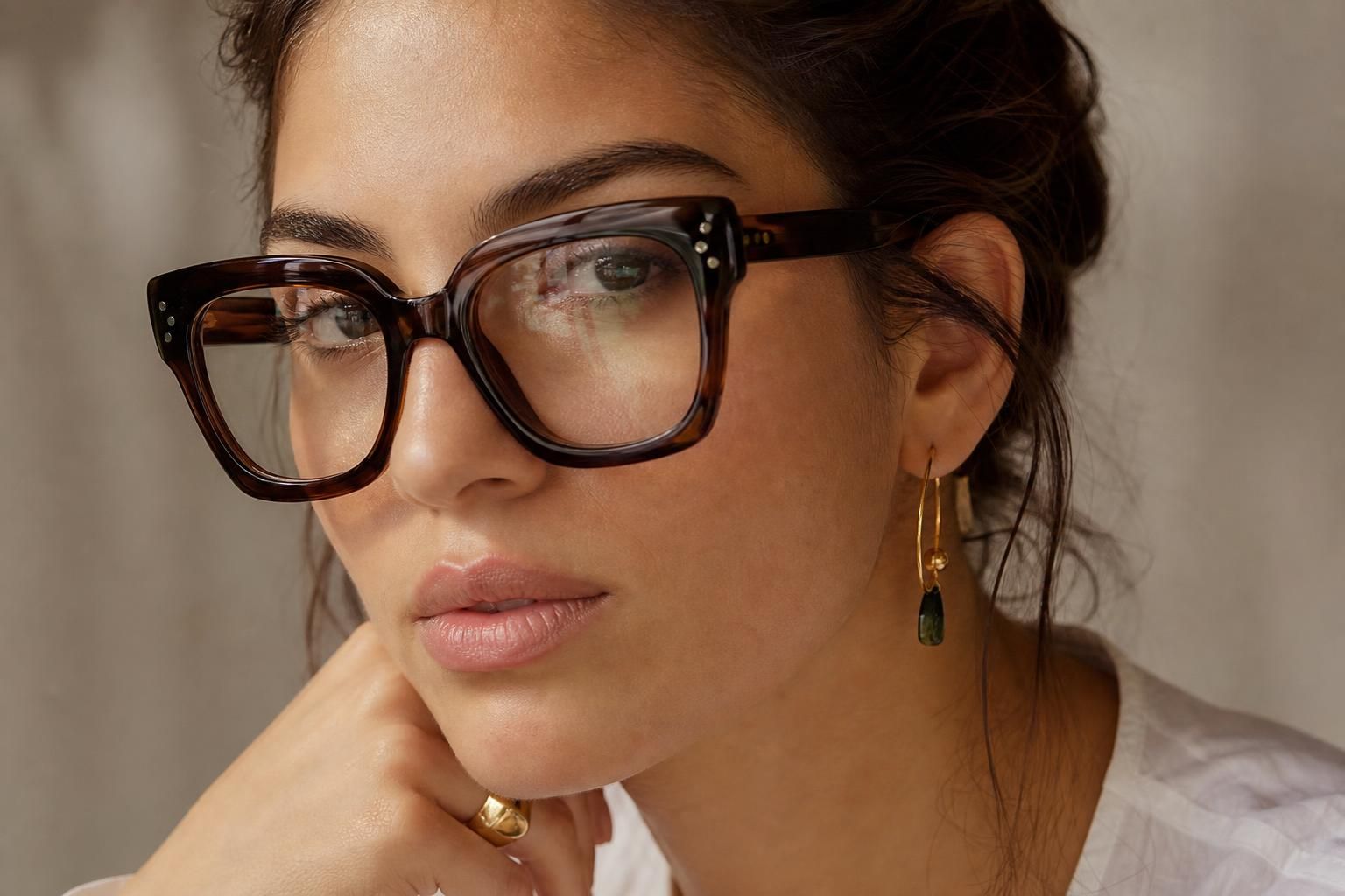 Quelles boucles d’oreilles porter avec des lunettes imposantes découvrez comment choisir les boucles d’oreilles idéales pour sublimer votre look avec des lunettes imposantes. astuces et conseils mode pour un style harmonieux et élégant.